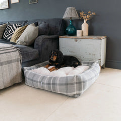 Box Bed For Dogs in Balmoral Tweed – Natural Tweed, Without Personalization pour les activités extérieures