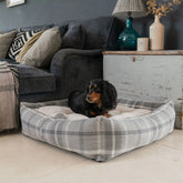 Box Bed For Dogs in Balmoral Tweed – Natural Tweed, Without Personalization pour les activités extérieures