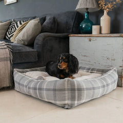 Box Bed For Dogs in Balmoral Tweed – Natural Tweed, Without Personalization pour les activités extérieures